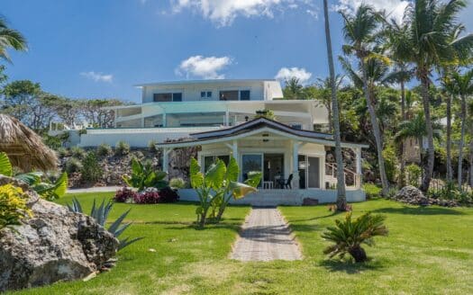 Villa unique en son genre avec des espaces ouverts et une vue imprenable sur la baie