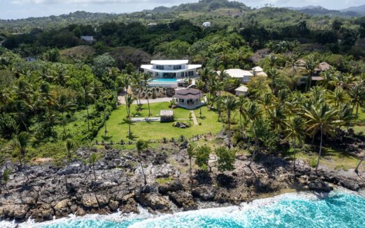 Villa unique en son genre avec des espaces ouverts et une vue imprenable sur la baie