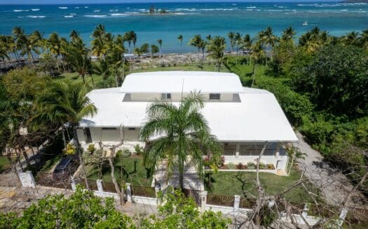 Villa unique en son genre avec des espaces ouverts et une vue imprenable sur la baie
