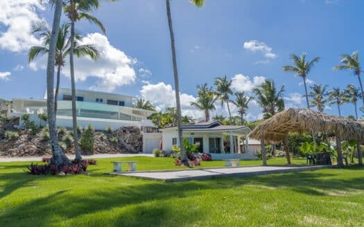 Villa unique en son genre avec des espaces ouverts et une vue imprenable sur la baie