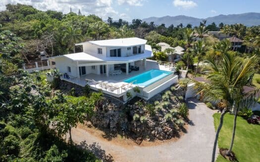 Villa unique en son genre avec des espaces ouverts et une vue imprenable sur la baie