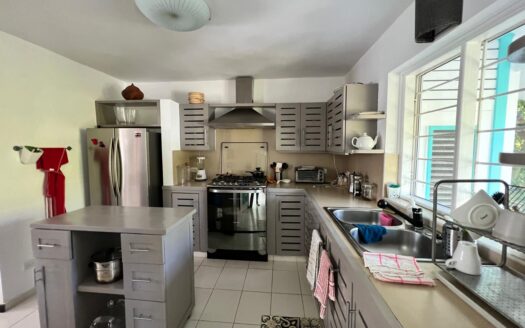 Charmante Maison de Style Colonial avec 3 Chambres à Coucher à Quelques Pas de la Plage