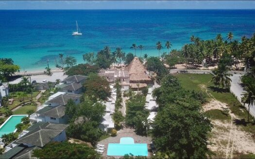 Hôtel caribéen authentique face à l’océan