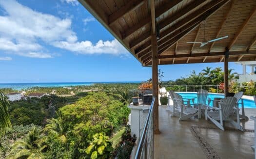 Villa au sommet de la colline avec vue incroyable