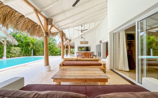 Magnifique maison de style caribéen dans une communauté en bord de mer