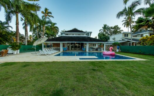 Grande et moderne villa en bord de mer