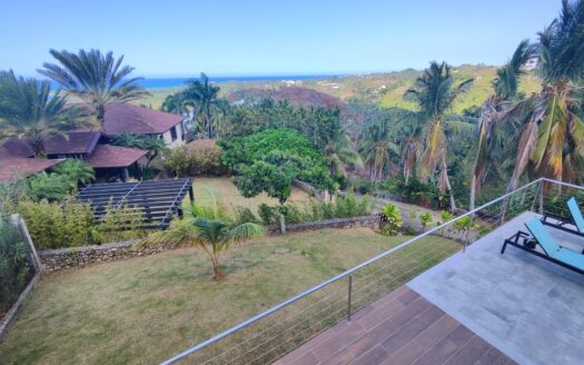 Villa avec vue sur l’océan sur les collines avec des coûts de propriétaire très bas