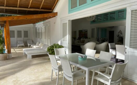 Spacious 6-BR villa w/ direct access to the beach