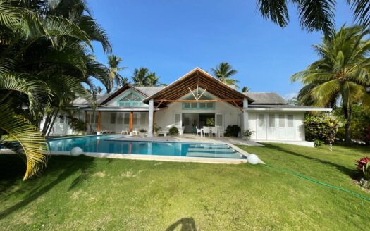 Spacious 6-BR villa w/ direct access to the beach