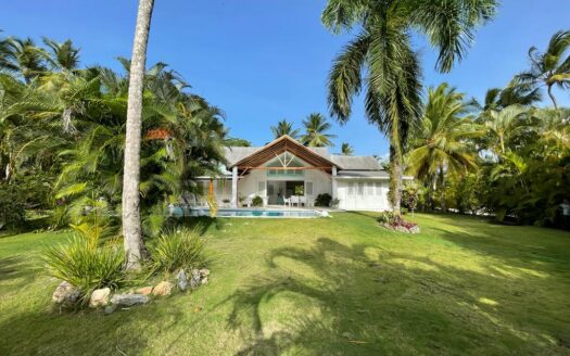 Spacious 6-BR villa w/ direct access to the beach