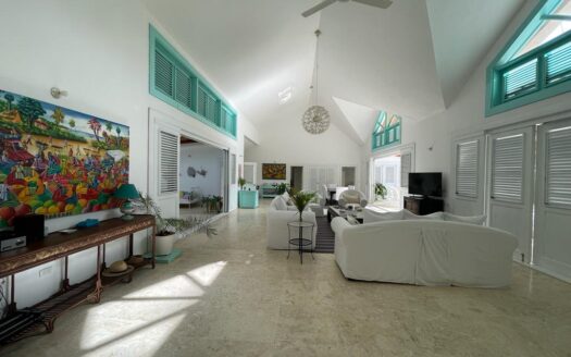 Spacious 6-BR villa w/ direct access to the beach