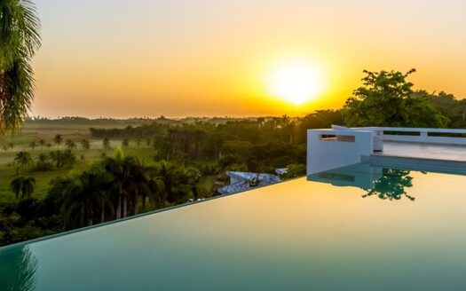 Villa moderne sur petite colline avec vue sur l’océan