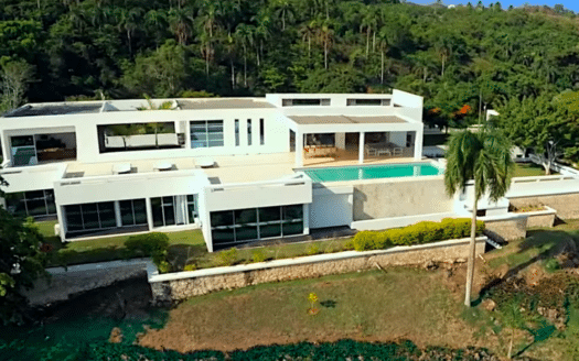 Villa moderne sur petite colline avec vue sur l’océan