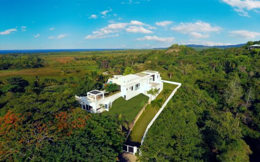 Villa moderne sur petite colline avec vue sur l’océan
