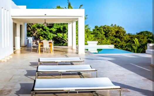 Villa moderne sur petite colline avec vue sur l’océan