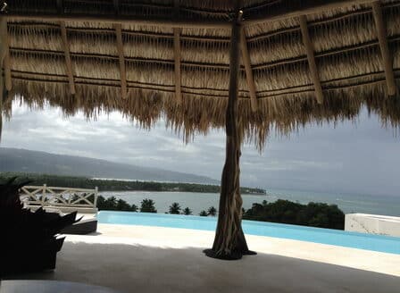 Grande villa sur petite colline avec vue incroyable