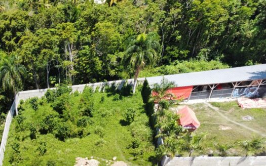 Terrain plat parfait pour construire votre future maison à quelques pas de la plage
