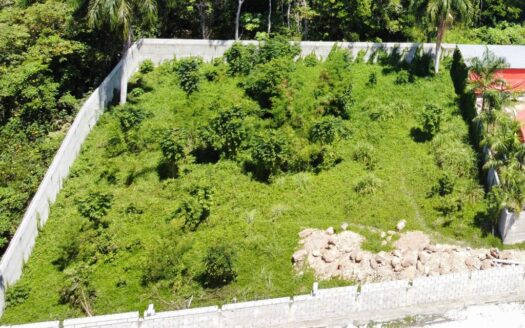 Terrain plat parfait pour construire votre future maison à quelques pas de la plage