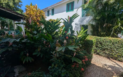 Cute 1-BR Condo Walking Distance from the Beach