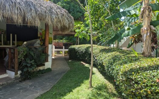 Hébergement Cozy avec 8 Unités, Restaurant, et Espace Bureau