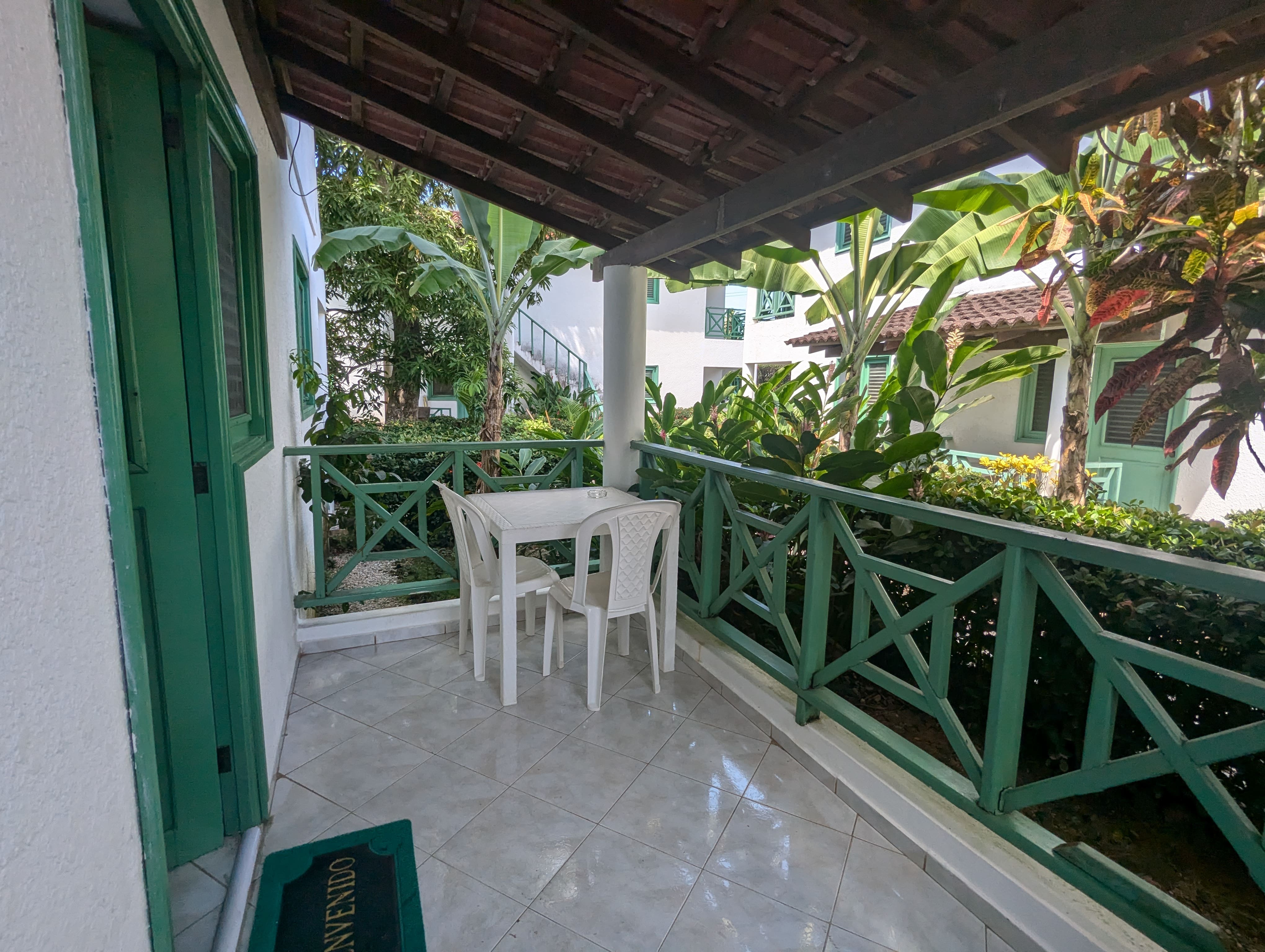 Hébergement Cozy avec 8 Unités, Restaurant, et Espace Bureau