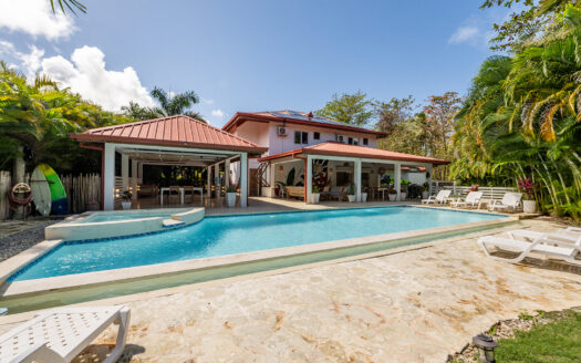 Villa spacieuse de 6 chambres à quelques pas de Playa Bonita