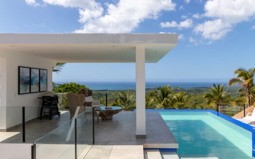 Villa moderne au sommet de colline avec vue sur l’océan