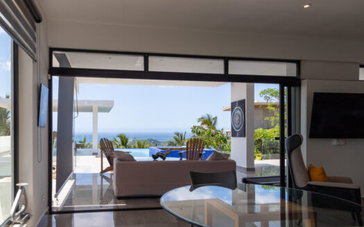 Villa moderne au sommet de colline avec vue sur l’océan