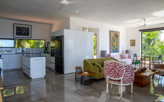 Villa moderne au sommet de colline avec vue sur l’océan