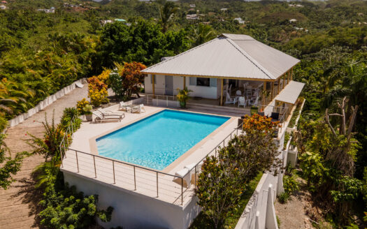 Villa au sommet de la colline avec vue incroyable