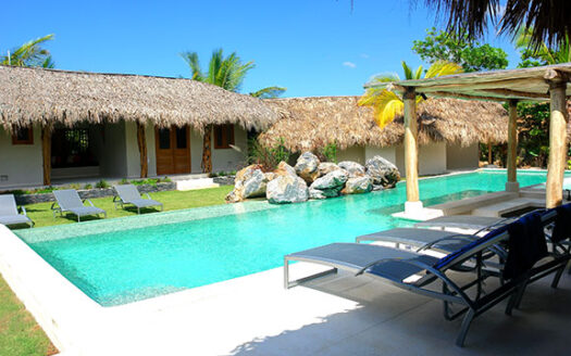Villa Paradisiaque Tropicale avec Piscine Spectaculaire et Accès à la Plage
