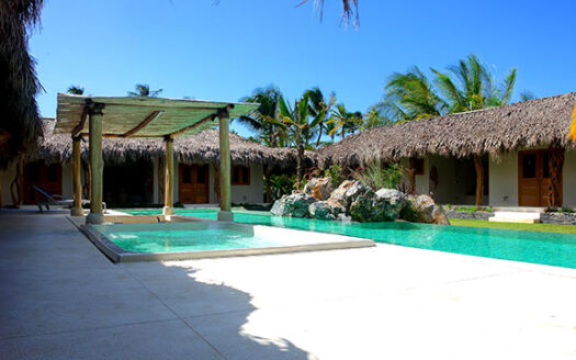 Villa Paradisiaque Tropicale avec Piscine Spectaculaire et Accès à la Plage