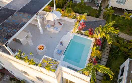 Penthouse boho-chic avec oasis sur le toit à quelques pas de la plage